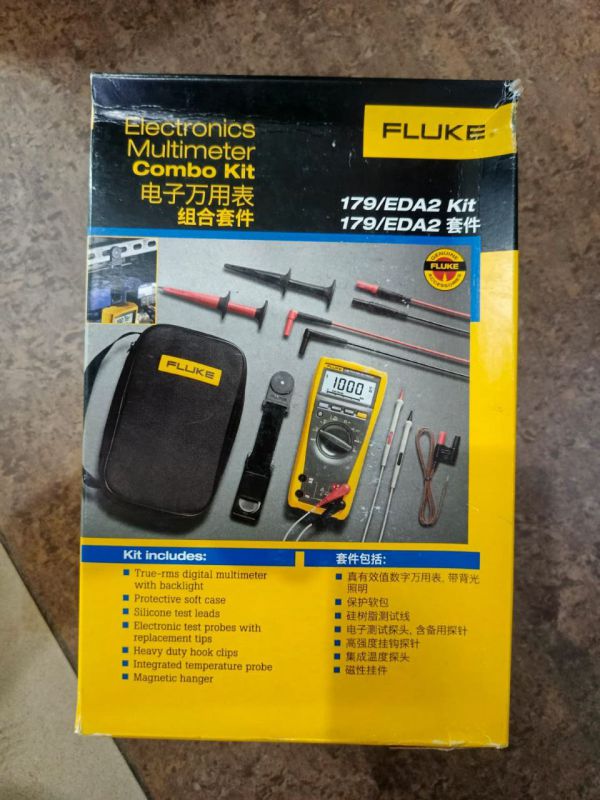 Цифровой мультиметр с аксессуарами в сумке